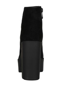 Bottine à talon haut en suède noir avec un talon épais et une fermeture éclair sur le côté. Texture lisse et design épuré, avec une semelle noire unie.