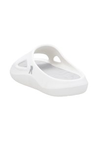 Sandale blanche à enfiler avec une finition mate lisse, au design ouvert, de forme arrondie, et semelle intérieure texturée pour une meilleure adhérence. Elle comporte des trous de ventilation.