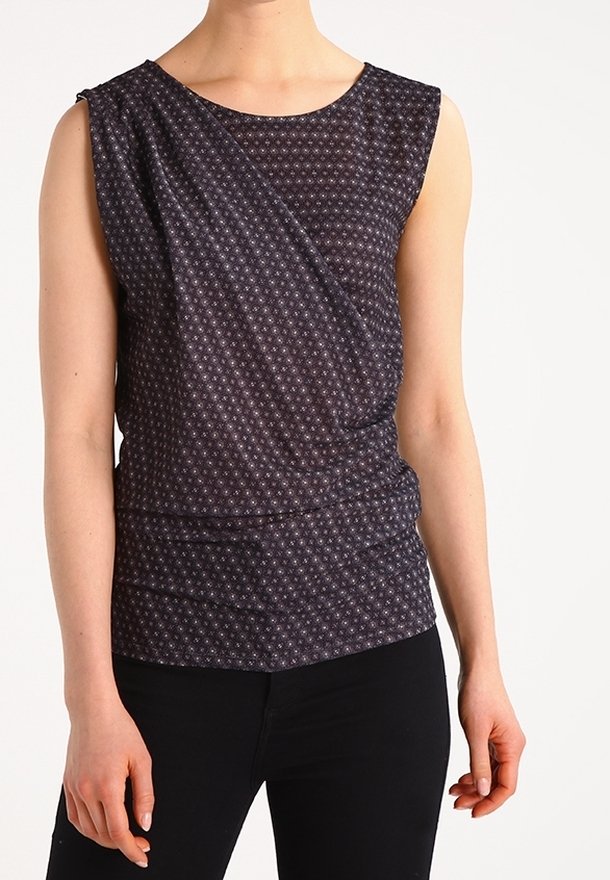 Marinblus utan ärmar med ett strukturerat mönster av små, ljusa blommor. Draperad design med rund halsringning och rynkad midja.