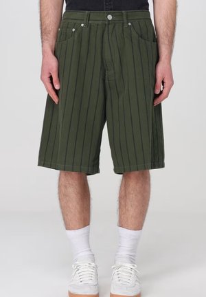 Pantaloni corti a righe verdi con vestibilità ampia, lunghezza a metà coscia, tasche frontali e chiusura con bottone. Realizzati in un tessuto resistente.