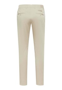 Chino beige con vestibilità slim, caratterizzati da una parte anteriore piatta, due tasche posteriori e una texture liscia e morbida. Completati da un discreto logo applicato in vita.