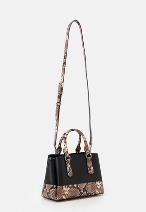 Lille sort håndtaske med brune håndtag, bundkant og justerbar skulderrem i slangeskindsprint på hvid baggrund.