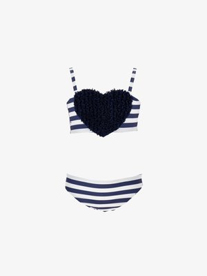 Navy und weiß gestreifter Bikini mit einem Bandeau-Oberteil, das eine strukturierte herzförmige Rüsche und verstellbare Schulterträger hat.