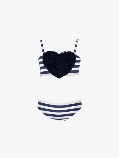 Bikini rayé bleu marine et blanc avec un haut bandeau orné d'un volant texturé en forme de cœur et de bretelles réglables.