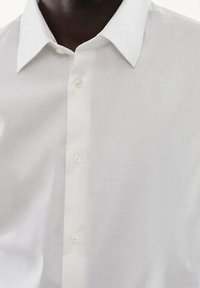Weißes Hemd mit Knopfleiste und klassischem Kragen, aus einem glatten, leicht strukturierten Stoff, mit drei sichtbaren Knöpfen auf der Vorderseite.