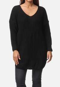 Zwarte gebreide trui met een diepe V-hals, lange mouwen en geribbelde manchetten. Losse pasvorm met een textuurrijke, grove structuur.