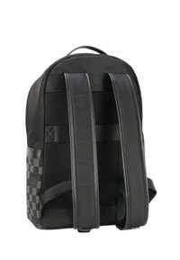 Zaino nero con spallacci imbottiti e regolabili, pannello posteriore in rete e dettagli a scacchi sui lati, mostrato da dietro.