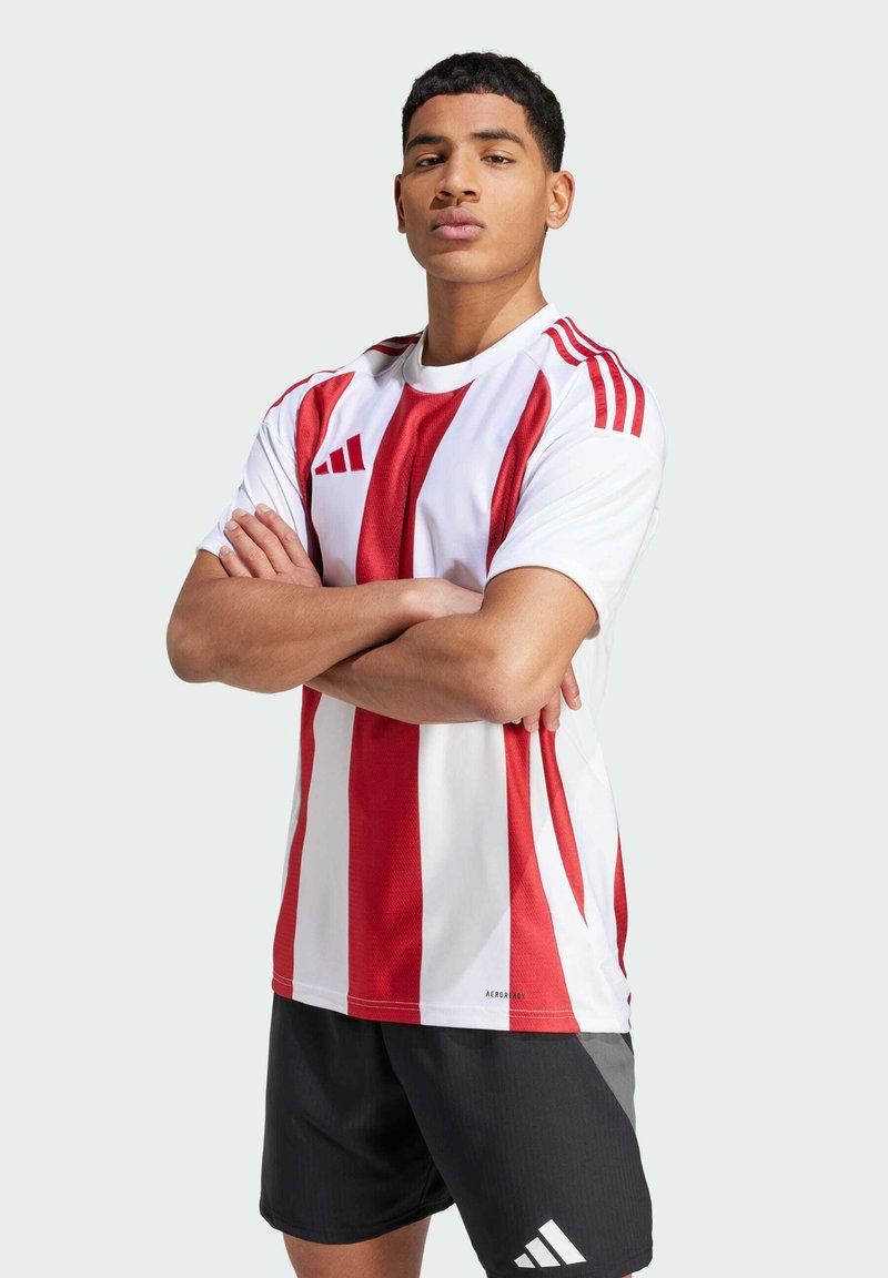 Rood en wit gestreept sportshirt met korte mouwen, met drie rode strepen op de schouders en de tekst "AEROREADY" aan de onderrand.