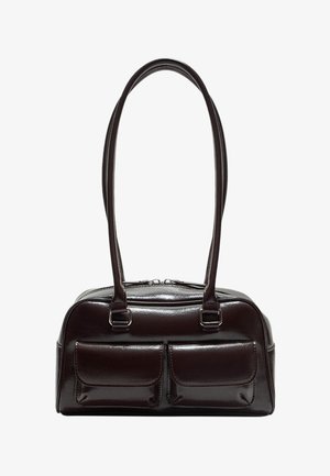 Ruskea nahkalaukku, jossa on kaksi etutaskua, vetoketjukiinnitys ja kaksi olkahihnaa. Sileä pinta ja jämäkkä muoto.