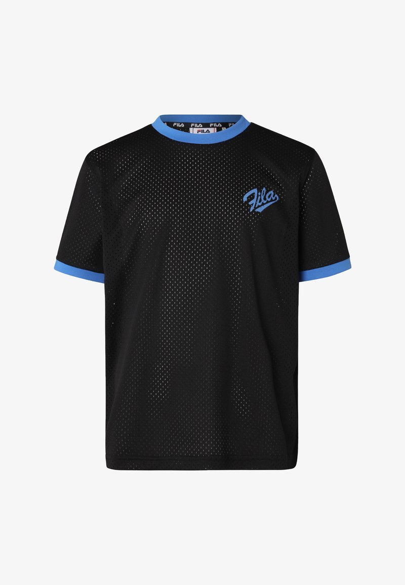 Camiseta de malla negra con mangas cortas, que presenta un cuello azul claro y acentos en las mangas, además de un logotipo azul de "Fila" en el pecho.