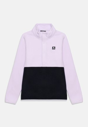 Pull polaire à manches longues avec col haut, boutons-pression, et design color-block violet clair et noir avec un petit logo montagne.