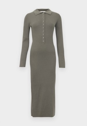 Robe longue en maille côtelée olive avec un col et une patte de boutonnage à l'avant, silhouette ajustée. Elle présente des manches longues et des fentes sur les côtés.