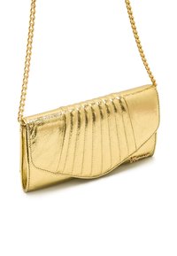 Bolso clutch metálico dorado con acabado texturizado, con pliegues verticales y una correa de cadena dorada. Forma rectangular delgada y hardware mínimo.