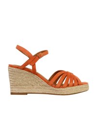 Sandali con zeppa arancioni caratterizzati da una tomaia in suede con cinturini incrociati, un sottopiedi in juta intrecciata e una suola in gomma marrone per una maggiore aderenza.