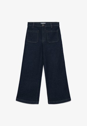 Jeans a gamba larga di colore blu scuro realizzati in denim, dotati di chiusura con bottone, passanti per cintura e due tasche posteriori con cuciture visibili.