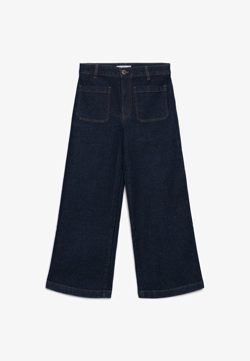 Jeans a gamba larga di colore blu scuro realizzati in denim, dotati di chiusura con bottone, passanti per cintura e due tasche posteriori con cuciture visibili.