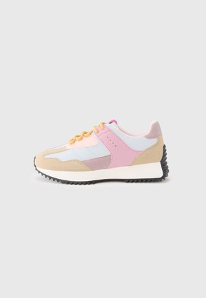 Chaussures de sport en daim et mesh mêlant beige, rose et bleu clair. Elles présentent une semelle intermédiaire blanche et une semelle extérieure en caoutchouc noir texturé.