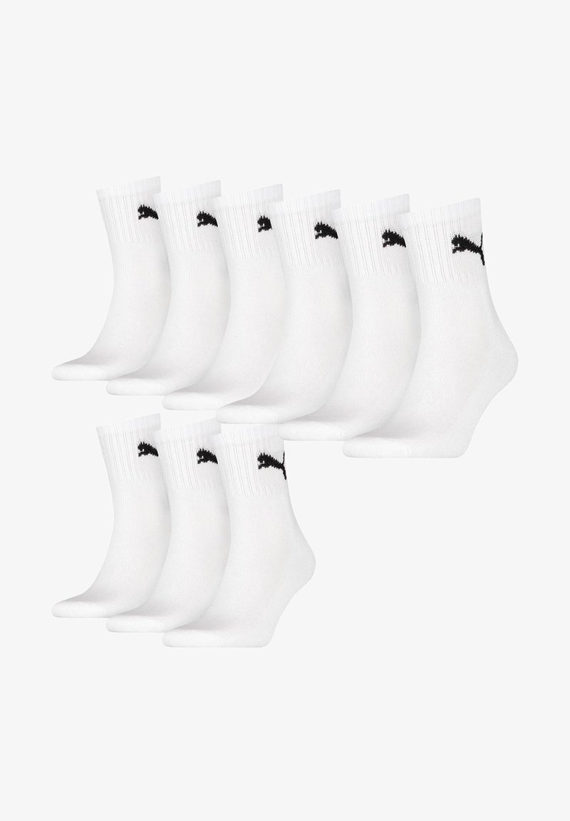 Weiße Baumwoll-Sneakersocken mit einem schwarzen Logo am Bund und geripptem Muster. Set aus zehn Paaren, die übereinander gestapelt sind.