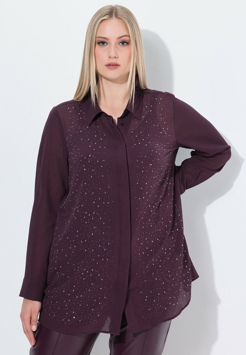 Blusa burdeos de manga larga en tejido ligero, con cierre de botones en la parte delantera y adornos de strass dispersos.