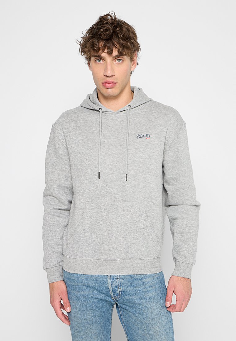 Grijze hoodie met een trekkoordcapuchon, een kangoeroezak en geribbelde manchetten. Bevat een klein blauw en rood logo op de borst. Gemaakt van een katoenmix.