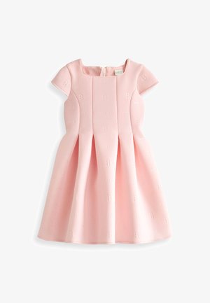 Růžové šaty s krátkými rukávy, čtvercovým výstřihem, plisovanou sukní a jemně raženým vzorem "B" po celé ploše. Zapínání na zadní zip.