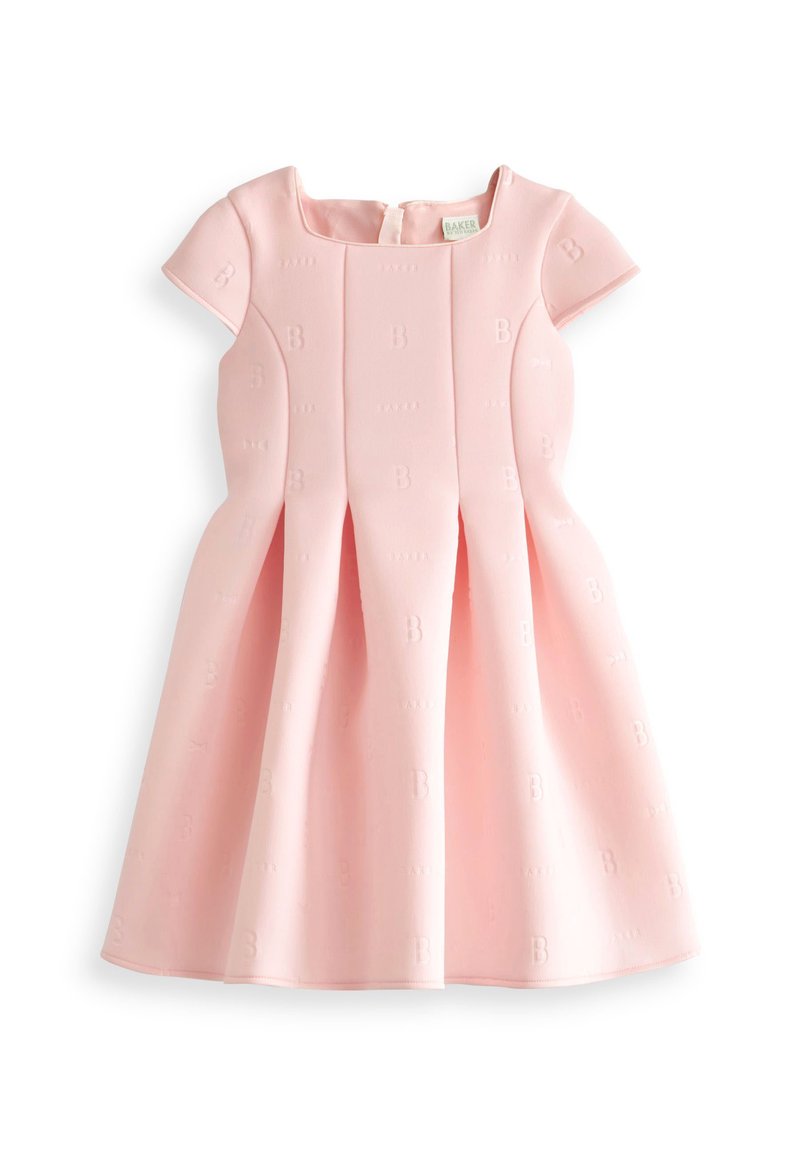 Rosa Kleid mit kurzen Ärmeln, quadratischem Ausschnitt, plissiertem Rock und geprägtem "B"-Muster auf der gesamten Fläche. Mit einem Reißverschluss hinten geschlossen.