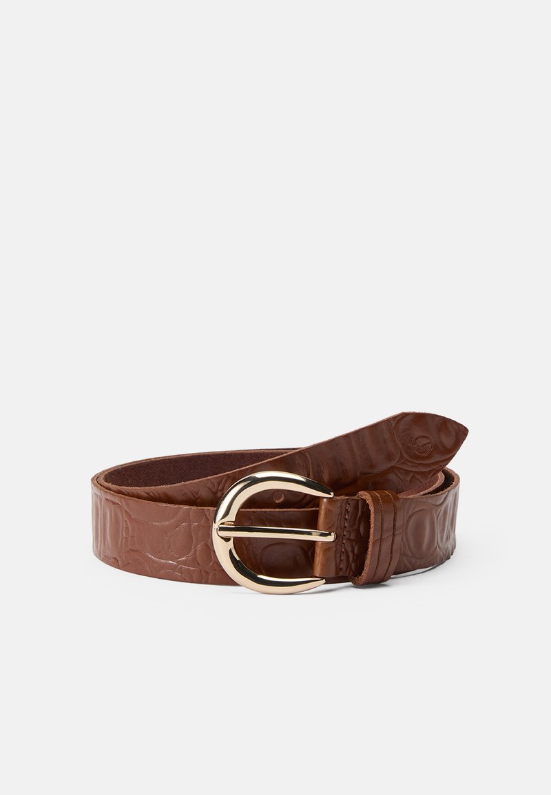 Ceinture en cuir synthétique imitation crocodile marron avec une boucle circulaire en ton doré et une finition texturée, présentant un design élégant et une sangle ajustable.