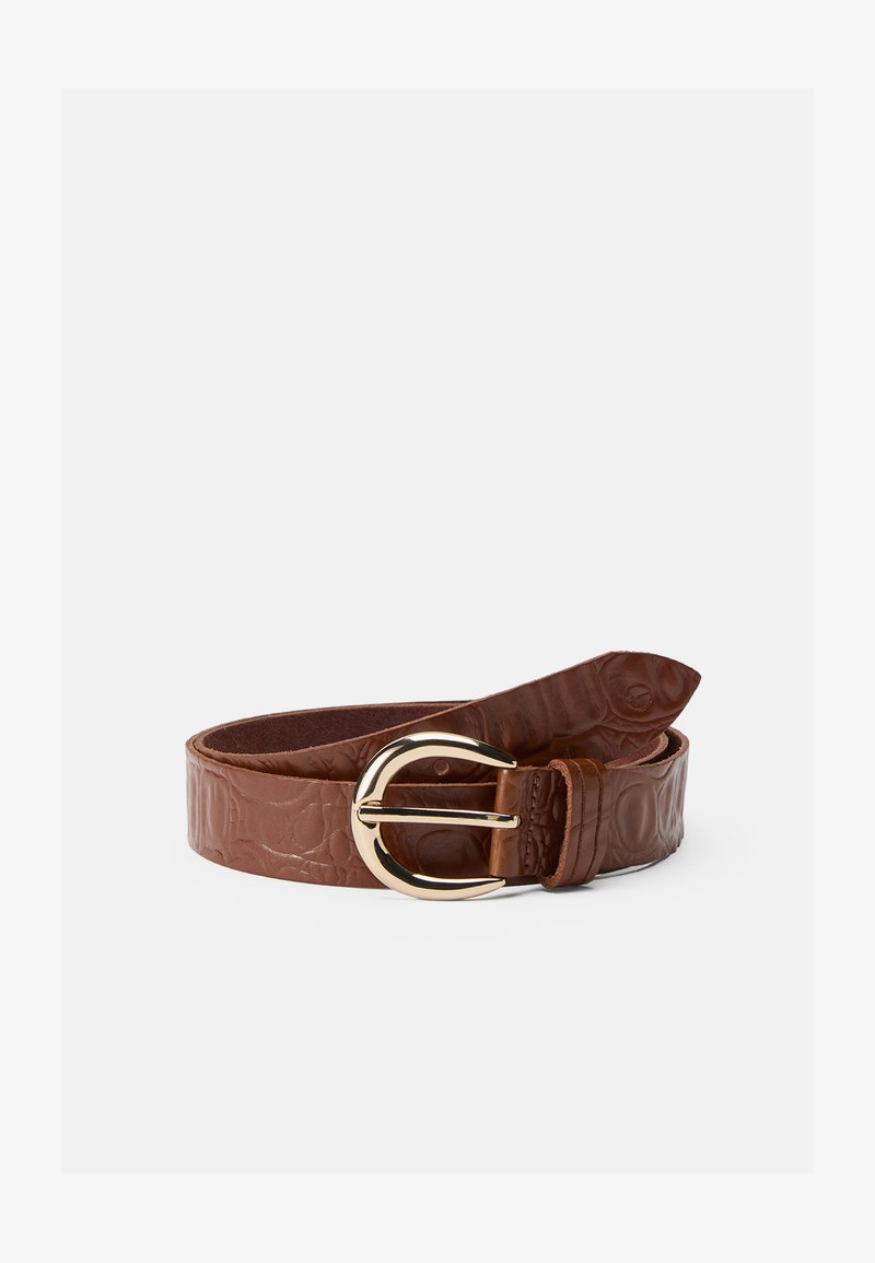 Ceinture en cuir synthétique imitation crocodile marron avec une boucle circulaire en ton doré et une finition texturée, présentant un design élégant et une sangle ajustable.
