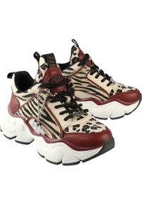Kraftige sneakers med en blanding av beige og burgunder lær, med dyreprint-stoff, svarte snører og en kjedeakse på tungen.