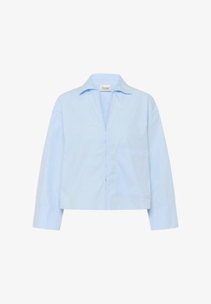 Világoskék hosszú ujjú ing gallérral, elöl gombokkal, nagy zsebből a bal oldalon, és laza fazonban.