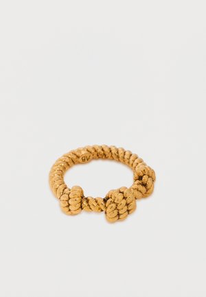 Inel cu aspect de sfoară răsucită, cu finisaj auriu, având două noduri pe o bandă simplă, prezentat pe un fundal alb simplu.