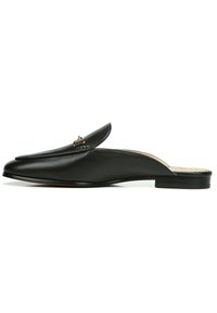 Chaussure slip-on en cuir noir avec un pied pointu, un petit talon et un accent doré décoratif sur le dessus. Texture lisse et design minimal.