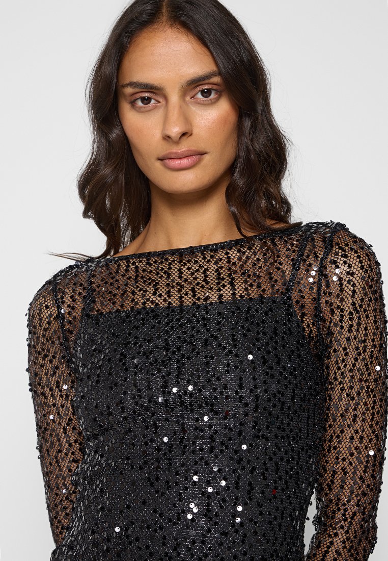 Schwarzes Paillettenkleid mit transparenter Overlay, quadratischem Ausschnitt und langen Ärmeln, das detaillierte Muster und eine strukturierte Oberfläche präsentiert.