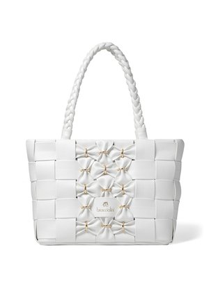 Sac fourre-tout tissé blanc en matière texturée, avec une poignée tressée et des accents dorés, ornée de détails en forme de nœud à l'avant.