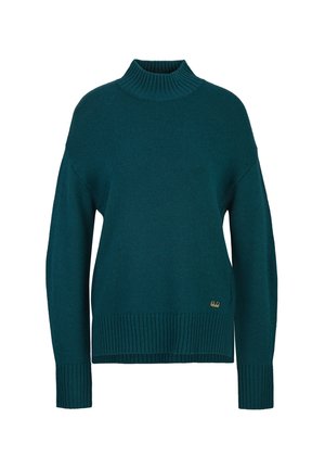 Türkis gestrickter Pullover mit geripptem hohem Kragen, Bündchen und Saum, mit einem kleinen goldenen Emblem auf der unteren Vorderseite.
