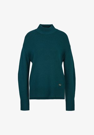 Pull tricoté bleu sarcelle avec col haut côtelé, poignets et ourlet, orné d'un petit emblème doré sur le bas devant.