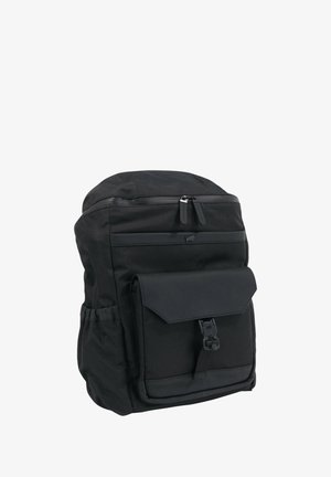 Zaino nero realizzato in tessuto resistente, dotato di apertura superiore con cerniera, pattina frontale con fibbia e tasche laterali per ulteriore spazio di archiviazione.