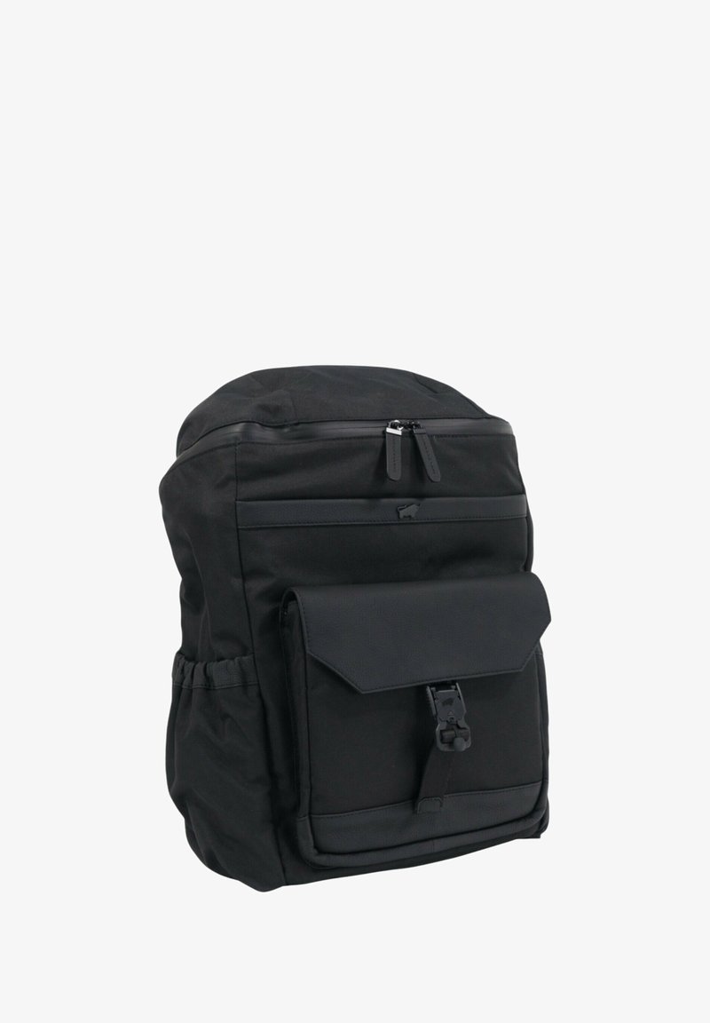 Zaino nero realizzato in tessuto resistente, dotato di apertura superiore con cerniera, pattina frontale con fibbia e tasche laterali per ulteriore spazio di archiviazione.