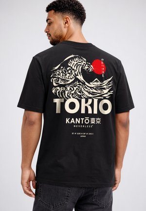 Man wearing black T-shirt with stylized ocean wave, red sun, and text "TOKIO KANTŌ NEVERLESS Japan" on the back.