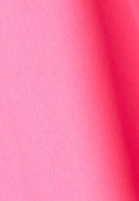Tejido de color rosa brillante con una superficie suave y ligeramente texturizada, que presenta patrones de tejido diagonal y una saturación de color vibrante.