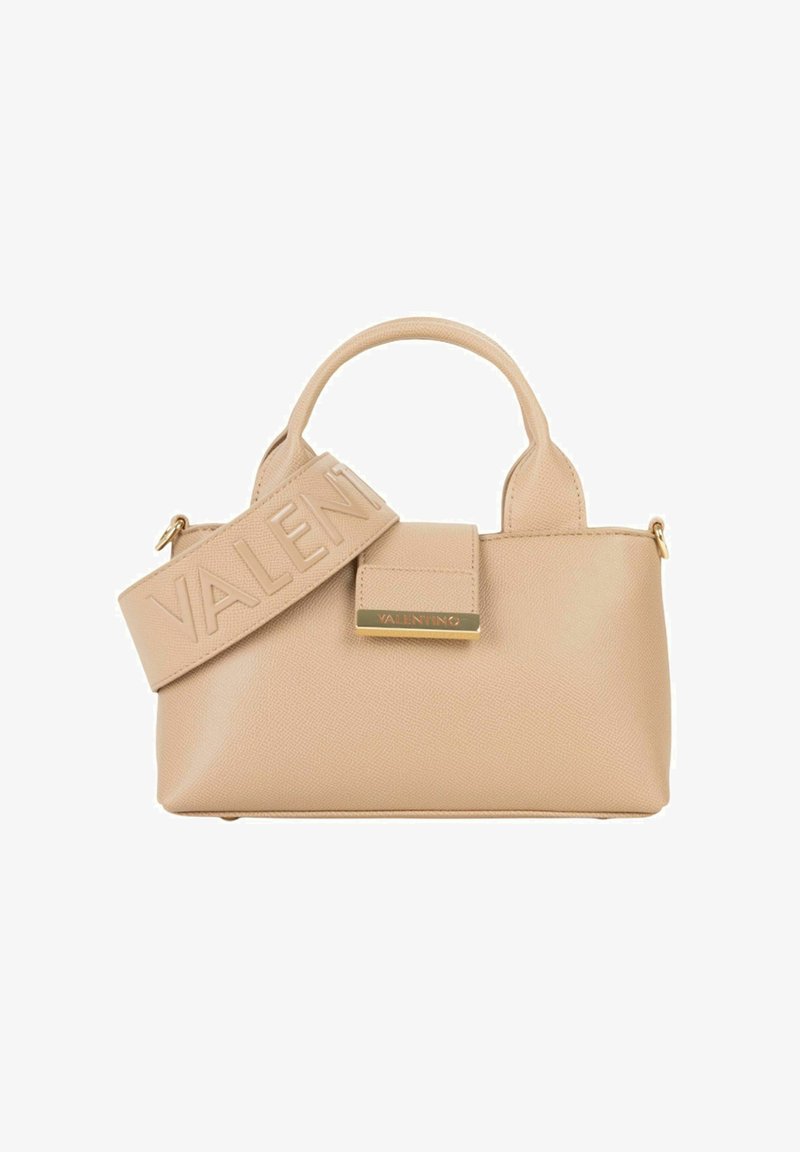 Sac à main Valentino beige en cuir texturé, avec poignées supérieures, large bandoulière embossée "VALENTINO" et fermoir logo doré.