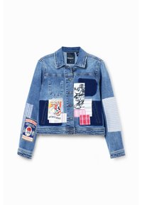 Denimjacka med knäppning framtill, med lappar och mönster inklusive vintage Mickey Mouse-tryck och randigt tyg på ärmar och fickor.