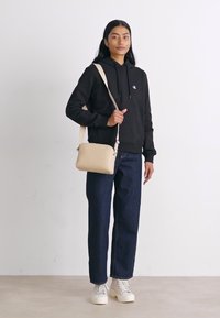 Calvin Klein Jeans ULTRALIGHT CAMERA BAG - Τσάντα χιαστί - porcelain sand