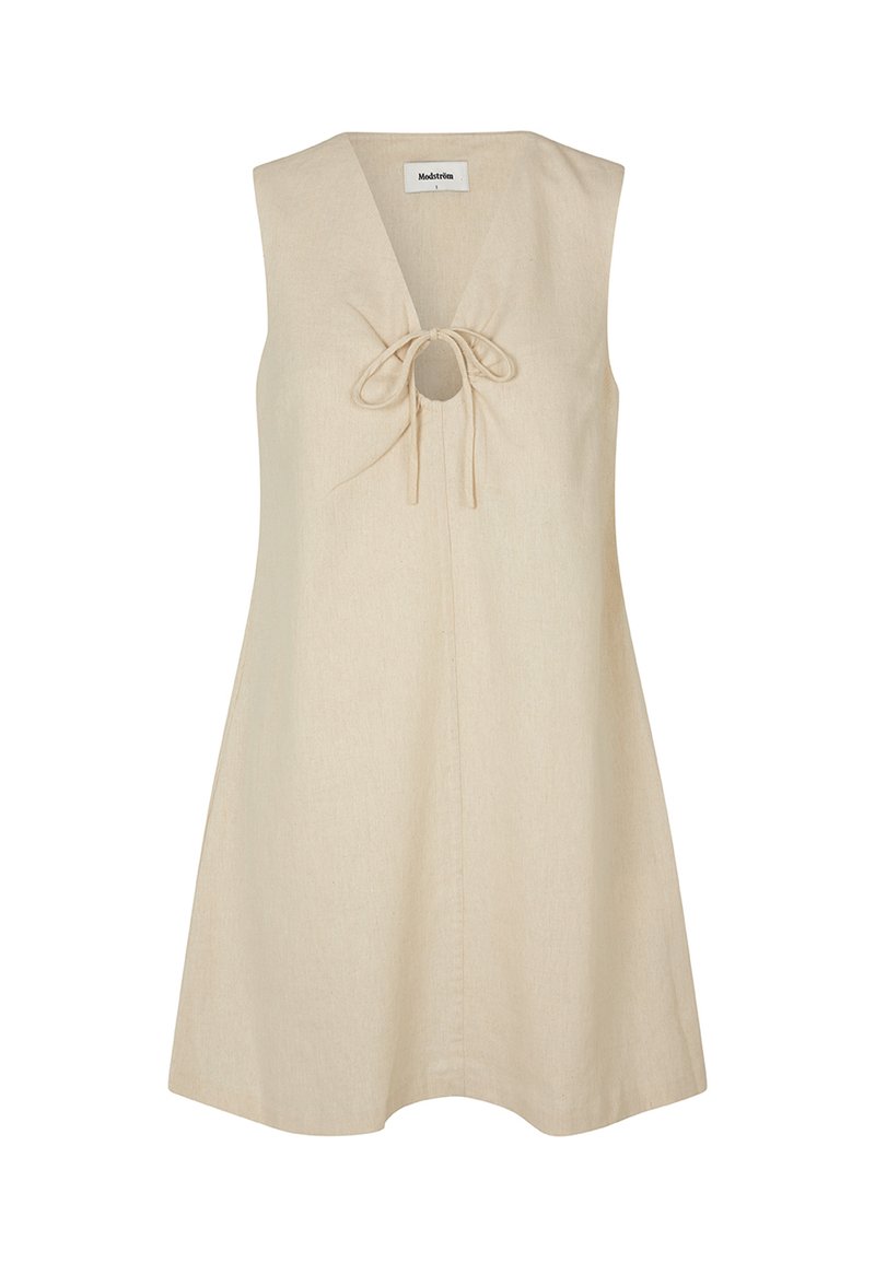 Rochie bej fără mâneci, cu decolteu în V, decupaj în formă de cheie și detaliu cu fundă legată la gât, realizată dintr-un material ușor.