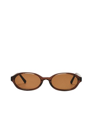 Braune ovale Sonnenbrille mit dünnem Kunststoffrahmen und passenden braun getönten Gläsern, dargestellt auf weißem Hintergrund.