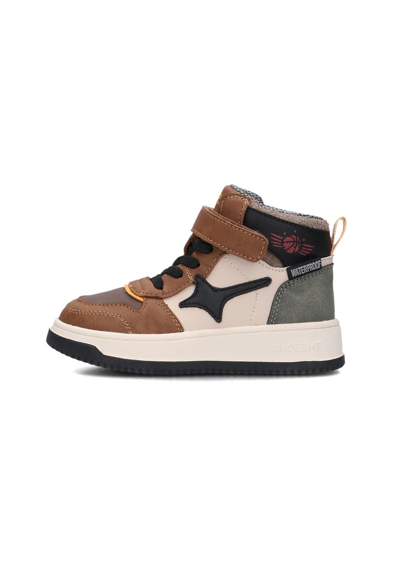Bruine en beige waterdichte hoge sneaker met zwarte accenten, textuurmaterialen, dubbele band en contrasterend grijs paneel.