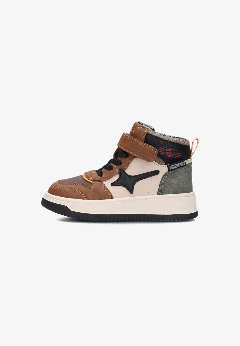 Bruine en beige waterdichte hoge sneaker met zwarte accenten, textuurmaterialen, dubbele band en contrasterend grijs paneel.