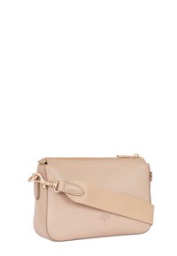 Borsa a tracolla in pelle beige con chiusura a zip, tracolla regolabile e dettagli in metallo dorato. Presenta un logo in rilievo sul fronte.