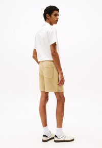 Tommy Jeans Šortai - relic tan
