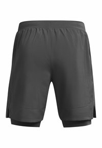 Pantalones cortos deportivos negros con cintura elástica, paneles laterales de malla y una capa interior. Diseñados para la comodidad y la movilidad durante el deporte.
